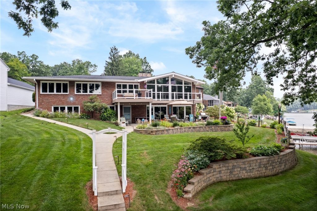 114 Lake Front Drive, Green, OH