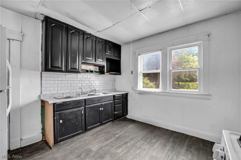 9301 Pierpont Avenue, Cleveland, OH - Photo 8