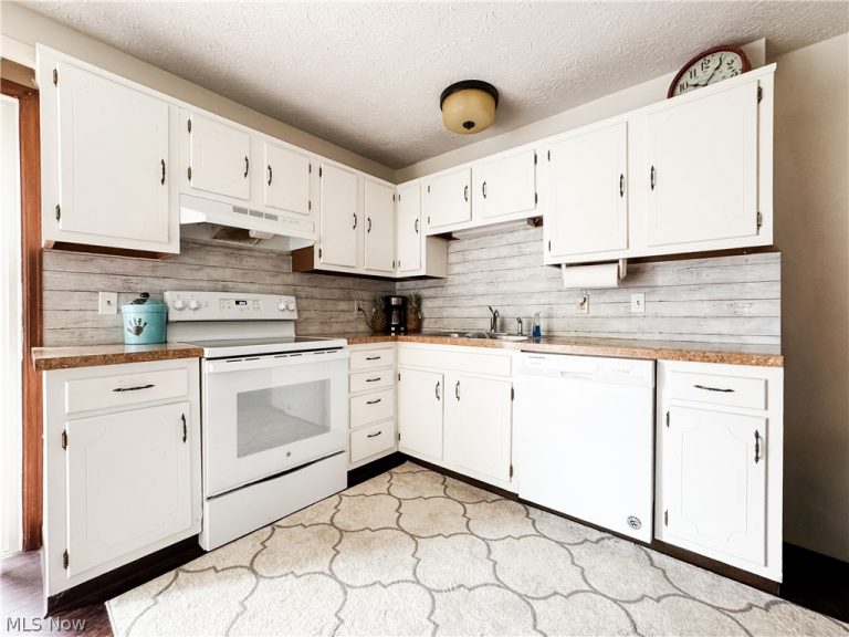 536 Austin Drive #F, Barberton, OH - Photo 8