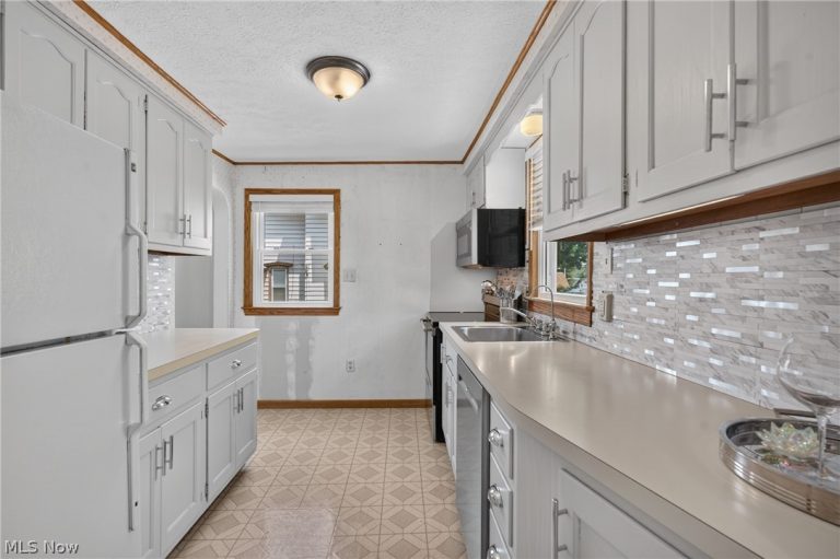 14390 Cheshire Street, Burton, OH - Photo 8
