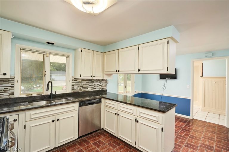 1172 Berwick Lane, South Euclid, OH - Photo 3