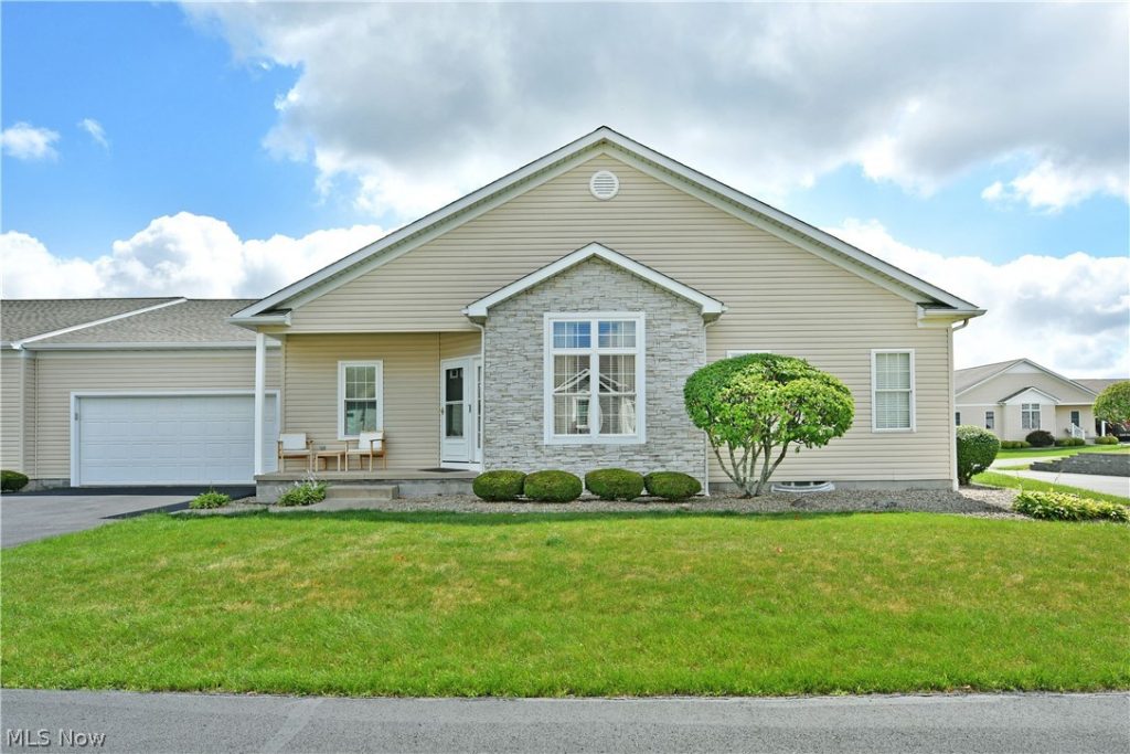 24 Abbington Drive, Warren, OH