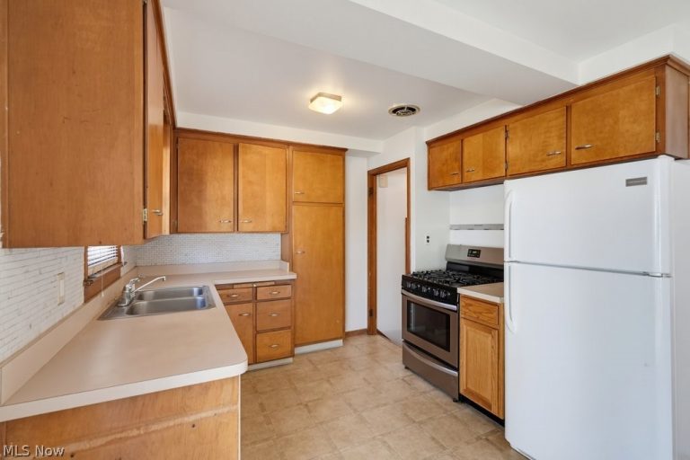 23881 Puritan Avenue, Euclid, OH - Photo 6