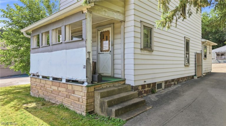 22 Spring Street, Struthers, OH - Photo 3