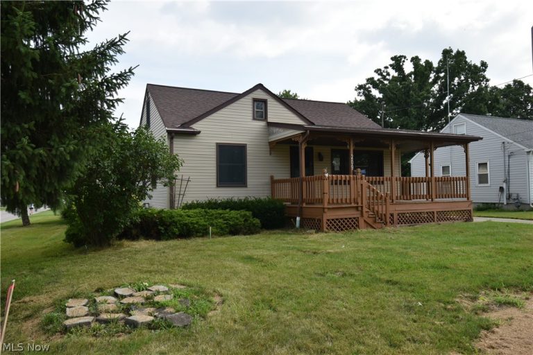 209 Sipple Avenue, Amherst, OH - Photo 2