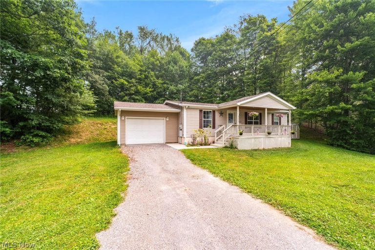 3306 Sycamore Drive, New Waterford, OH - Photo 2