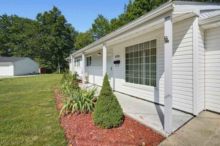 6326 Strathallan Drive, Bedford Heights, OH - Photo 4