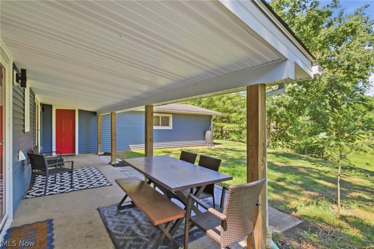 8870 Spring Valley Park Drive, Chagrin Falls, OH - Photo 6