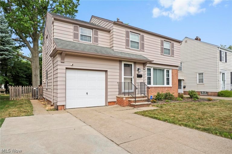 1272 Gordon Road, Lyndhurst, OH - Photo 2
