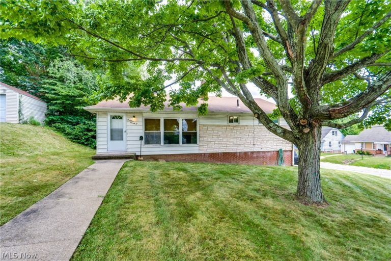 1425 Colonial Boulevard, Canton, OH - Photo 2