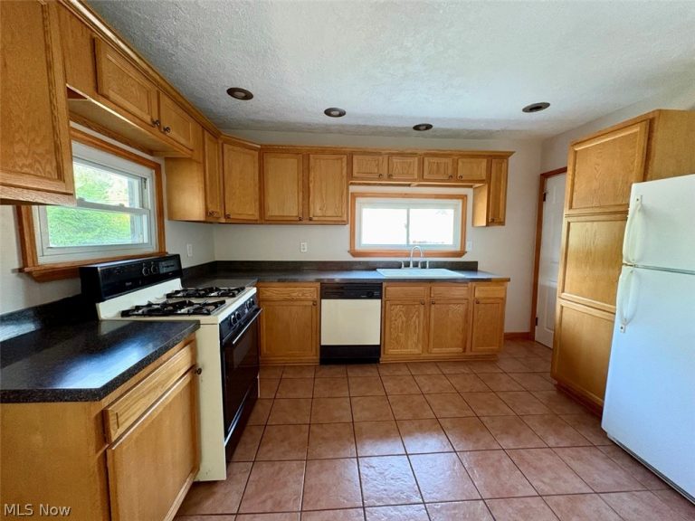 605 Sackett Avenue, Cuyahoga Falls, OH - Photo 6