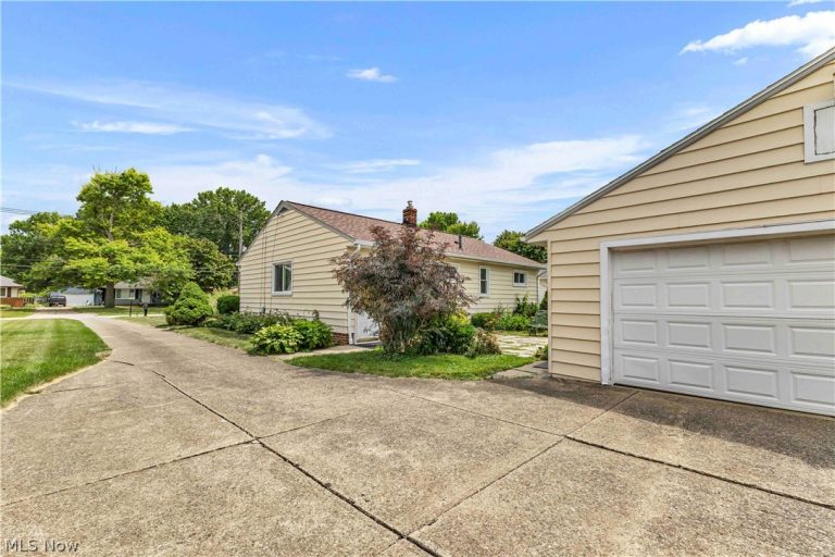 6676 Mackenzie, North Olmsted, OH - Photo 4