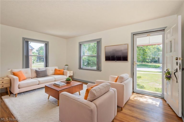1682 Longwood Drive, Mayfield Heights, OH - Photo 4