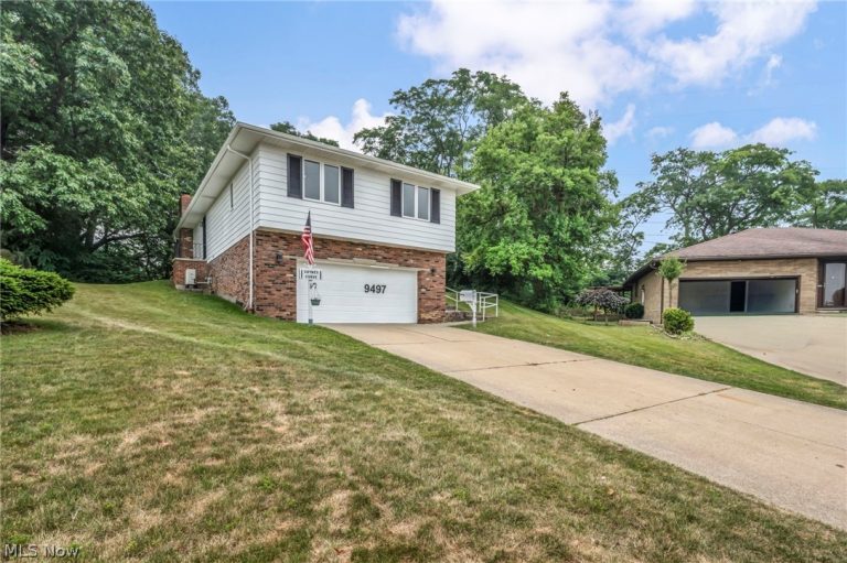 9497 Idlewood Drive, Brooklyn, OH - Photo 2