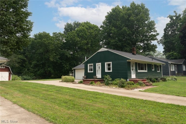 13526 Glenvale Avenue, Uniontown, OH - Photo 3