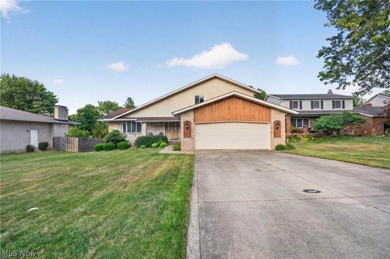 7171 Rustic Oval, Seven Hills, OH - Photo 2