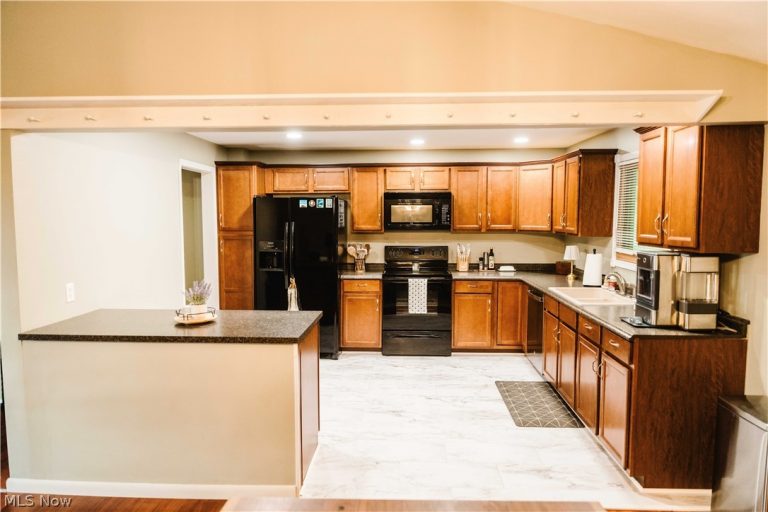 894 Green Drive, Coshocton, OH - Photo 8