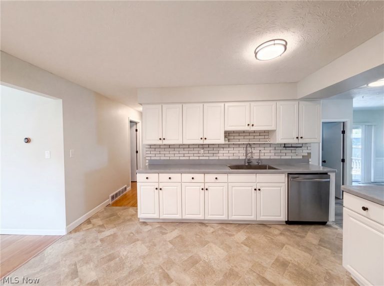11500 Stormes Drive, Cleveland, OH - Photo 6