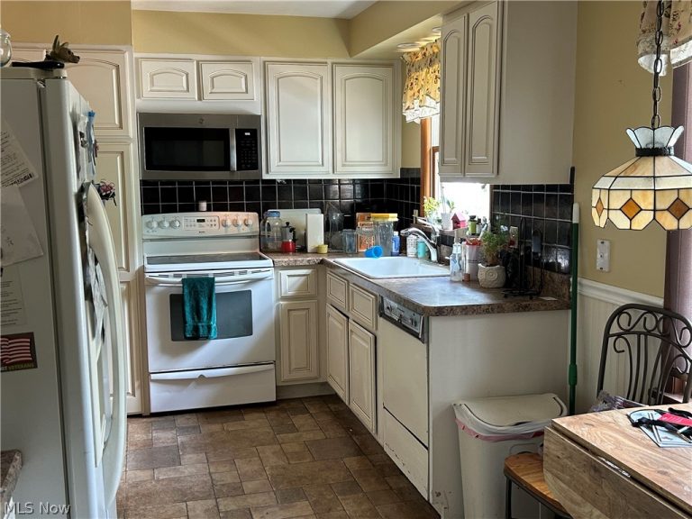 348 Hickory Hill Road, Chagrin Falls, OH - Photo 6