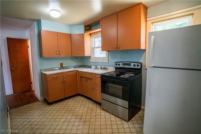 8270 Westmoor Road, Mentor, OH - Photo 2