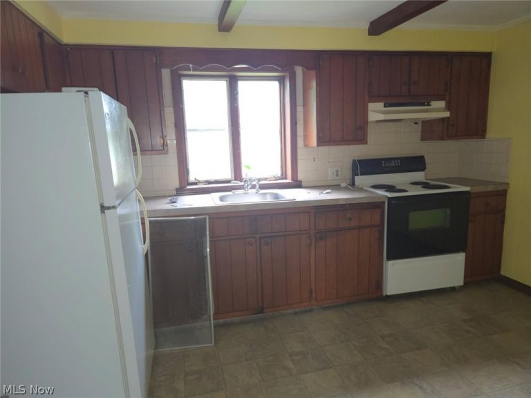 375 Bon Air Avenue, Elyria, OH - Photo 4