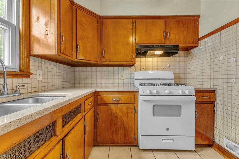 24 Leyton Road, Bedford, OH - Photo 8