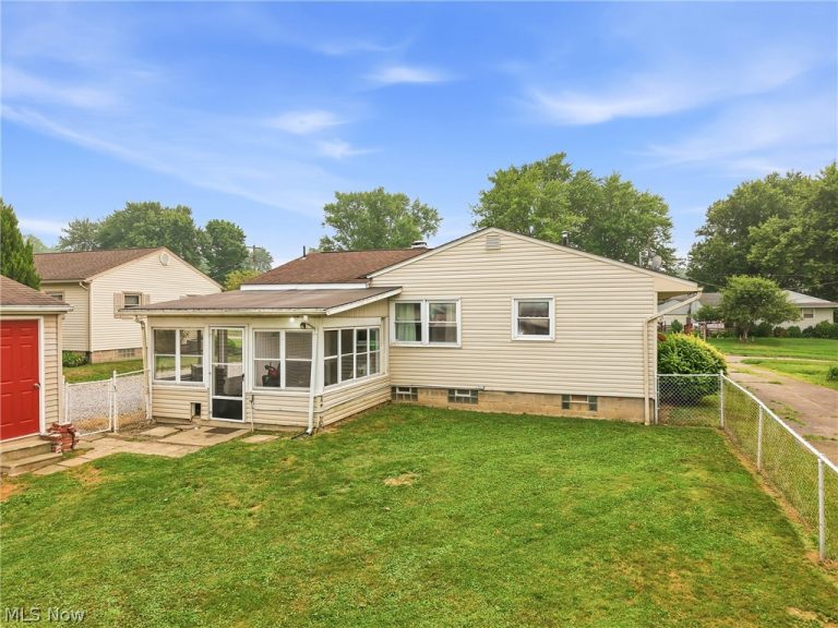 699 Saul Drive, Hubbard, OH - Photo 8