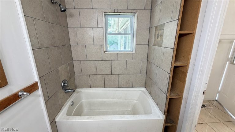 7425 Harvard Avenue, Cleveland, OH - Photo 8