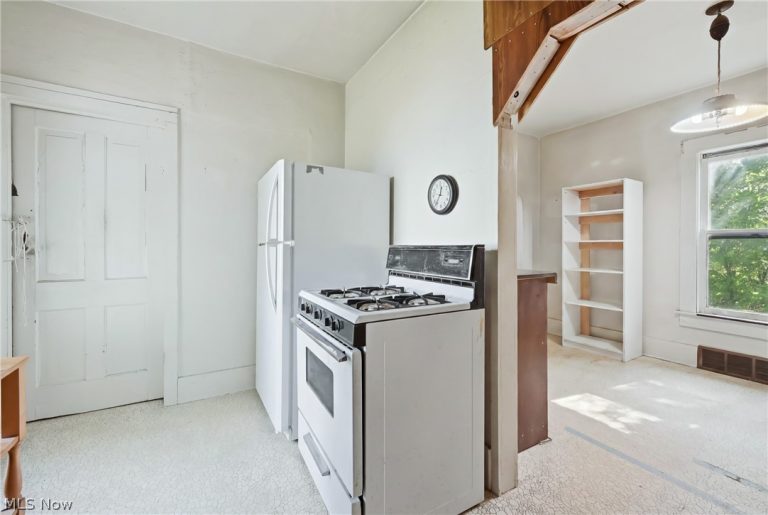 22 Spring Street, Struthers, OH - Photo 6