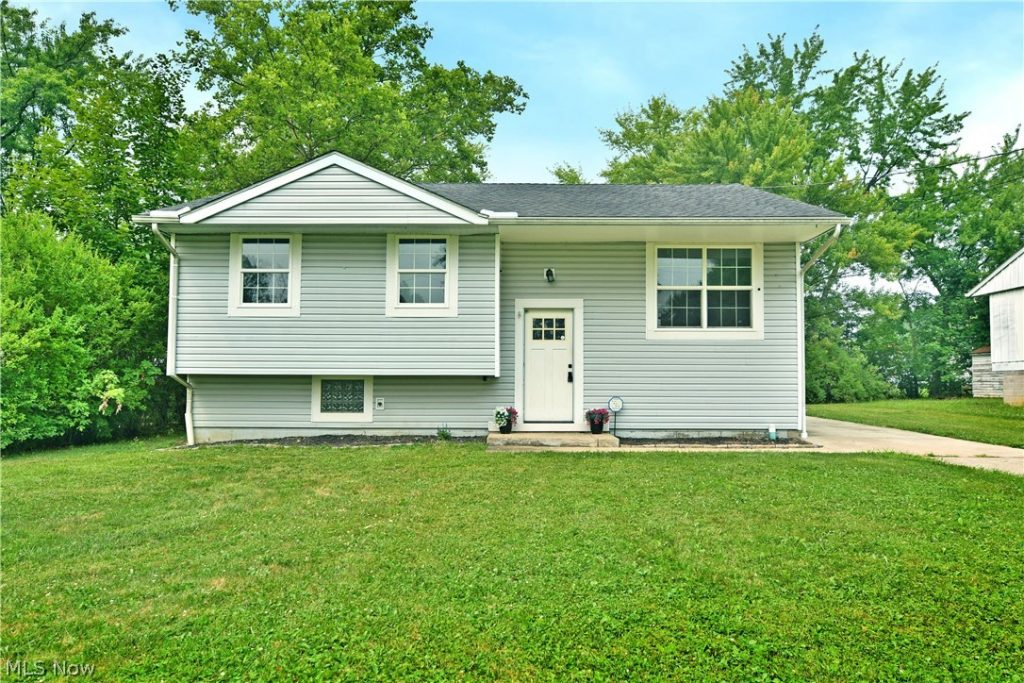 8143 Venice Heights Drive, Warren, OH