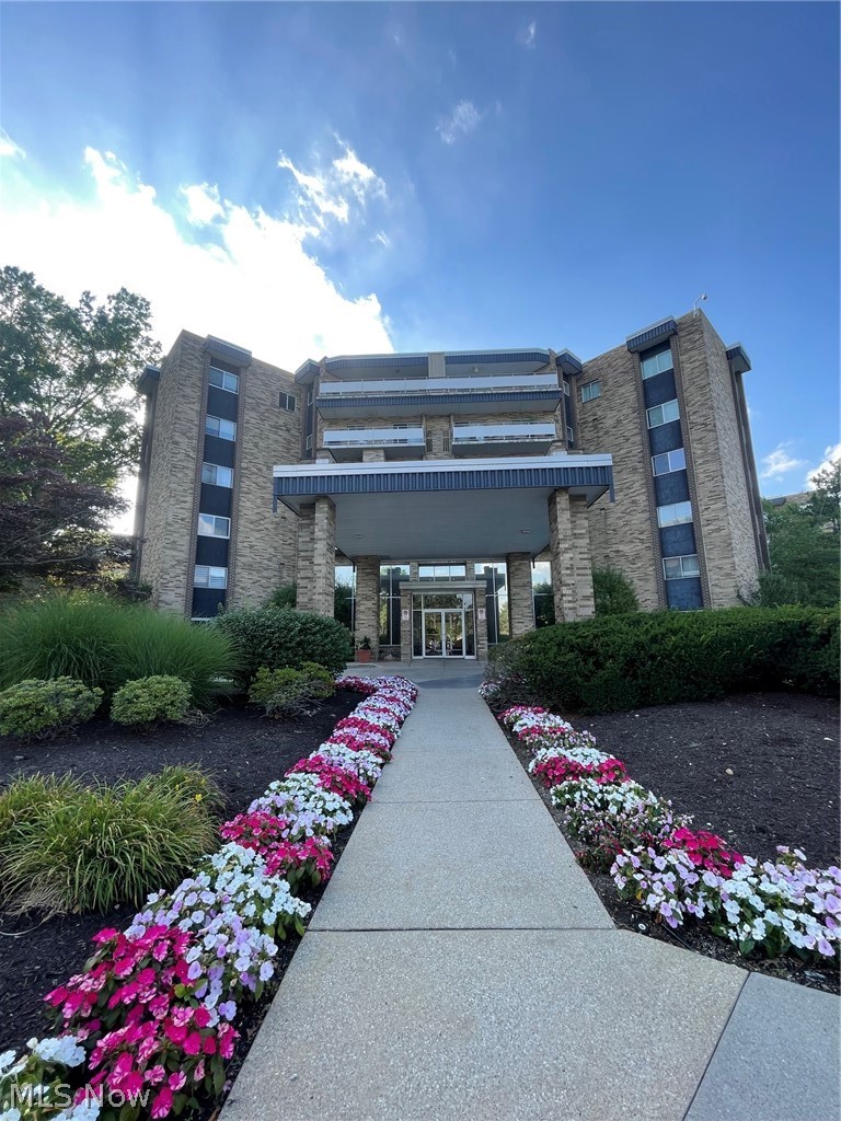 2112 Acacia Park Drive #323, Lyndhurst, OH