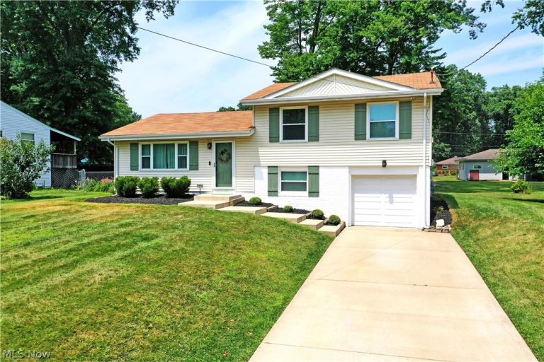3819 Adrian Drive, Warren, OH - Photo 2
