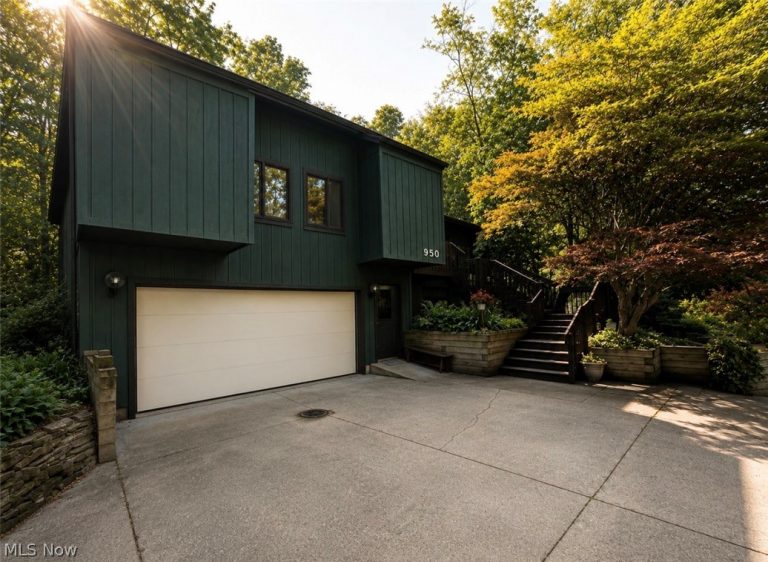 950 Kingswood Drive, Akron, OH, 44313