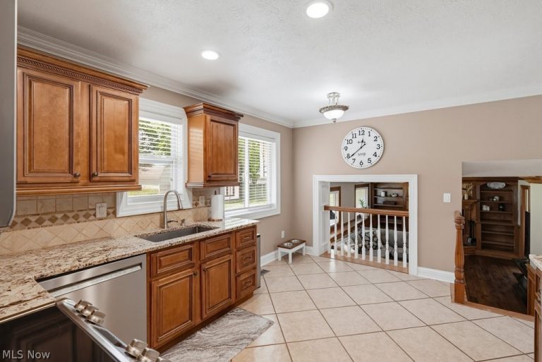 7875 Newcomb Drive, Parma, OH - Photo 6