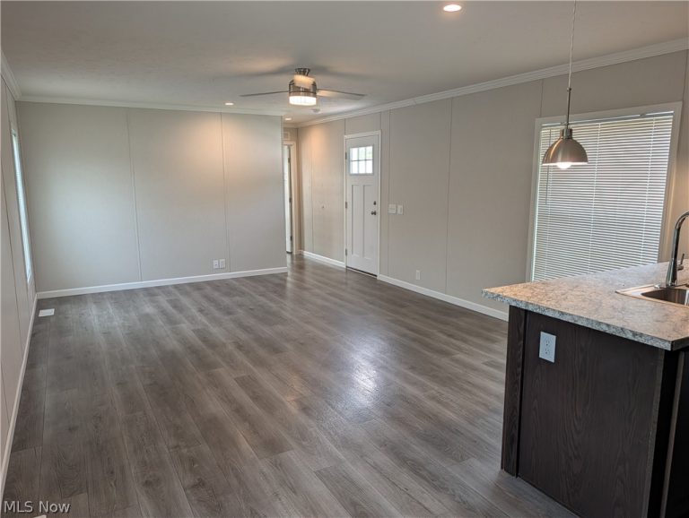 230 Edgecliff Circle #47, Elyria, OH - Photo 3