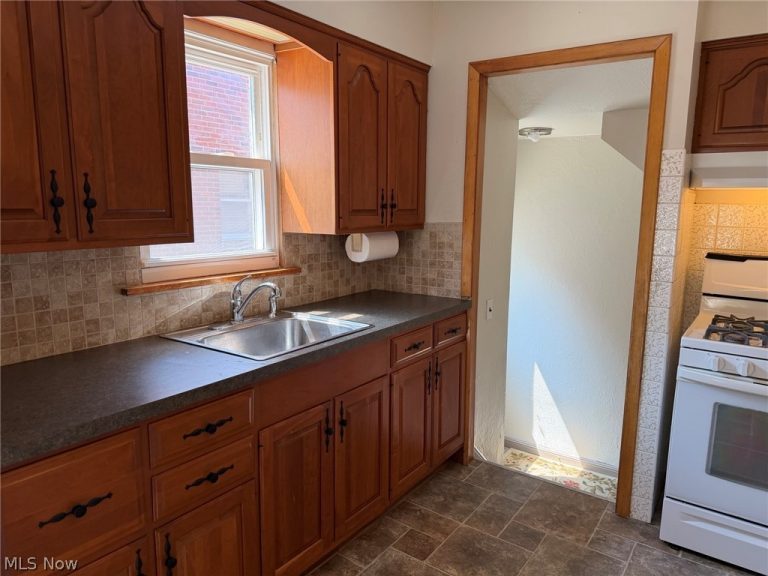 5714 Gilbert Avenue, Parma, OH - Photo 8