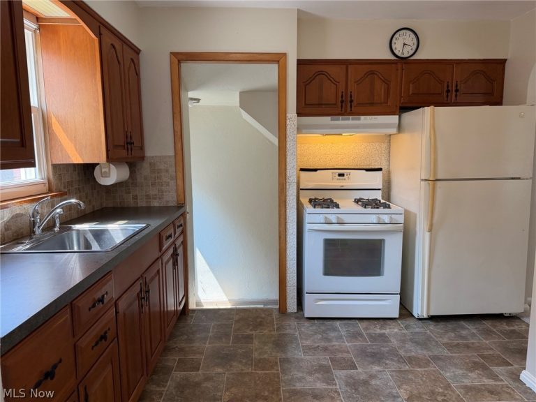 5714 Gilbert Avenue, Parma, OH - Photo 6