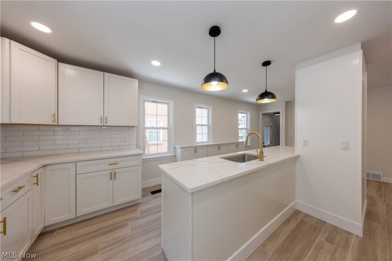 17606 Chagrin Boulevard, Shaker Heights, OH - Photo 2