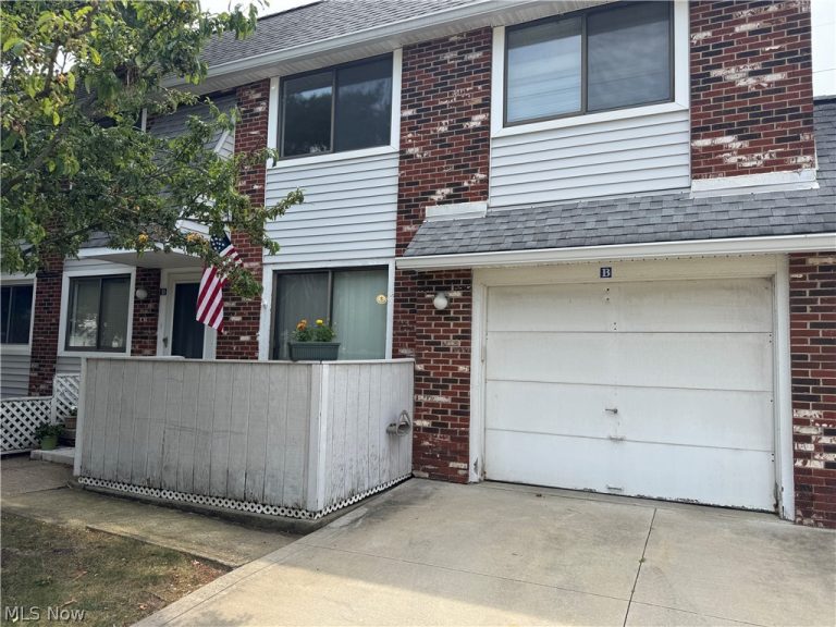 5484 Wildwood Court #B, Willoughby, OH - Photo 2