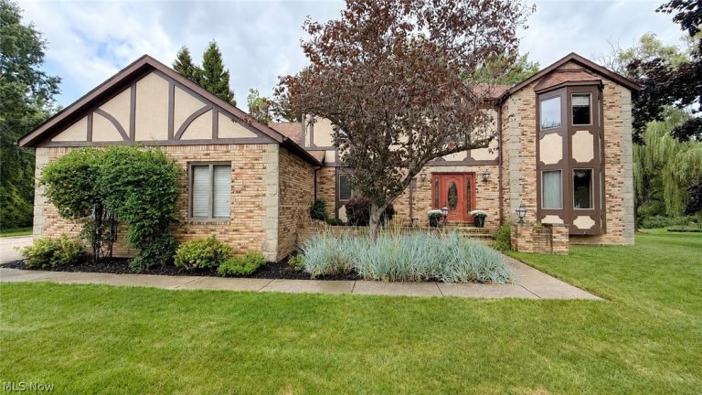 4822 Sweetwater Drive, Brecksville, OH - Photo 2