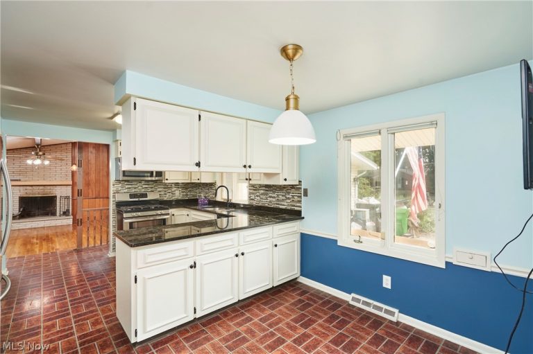 1172 Berwick Lane, South Euclid, OH - Photo 4