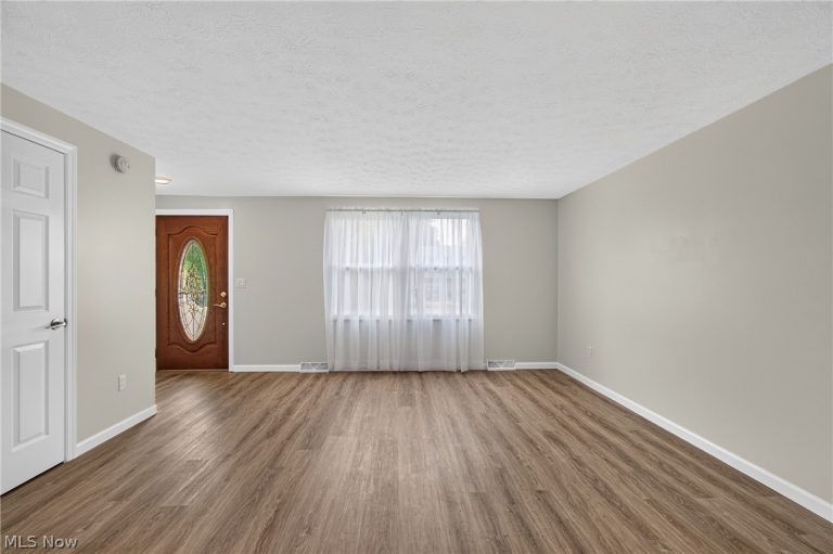 5009 Piccadilly Street, Canton, OH - Photo 8