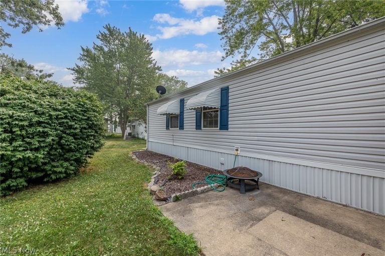 15 Elgin Oval, Olmsted Twp, OH - Photo 3