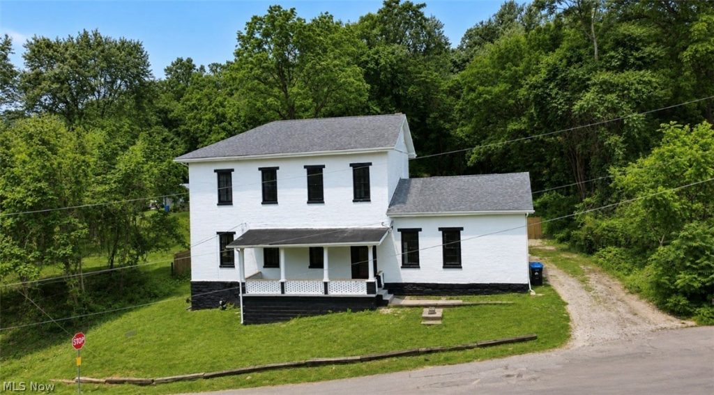 1521 Adamsville Road, Zanesville, OH