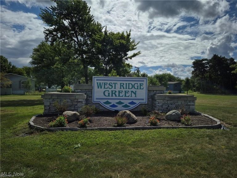 230 Edgecliff Circle #47, Elyria, OH - Photo 2