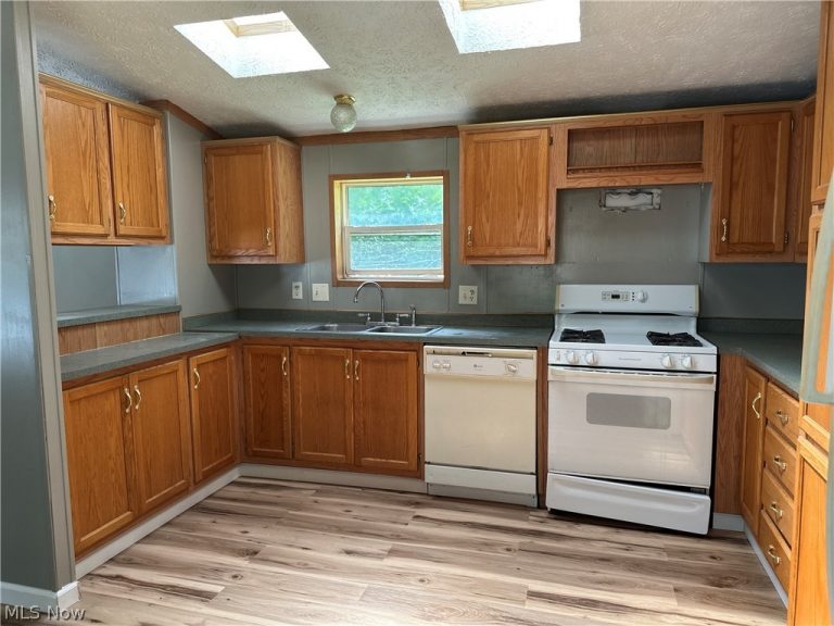 4871 Edwards Drive, Geneva, OH - Photo 8