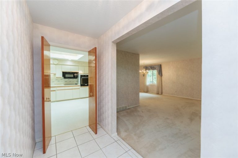 616 Sturbridge Drive, Highland Heights, OH - Photo 5
