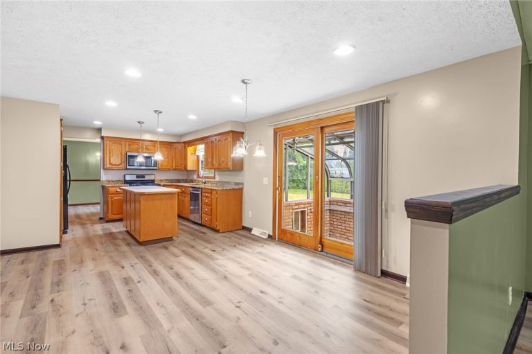 7351 Ashburton Circle, North Canton, OH - Photo 6