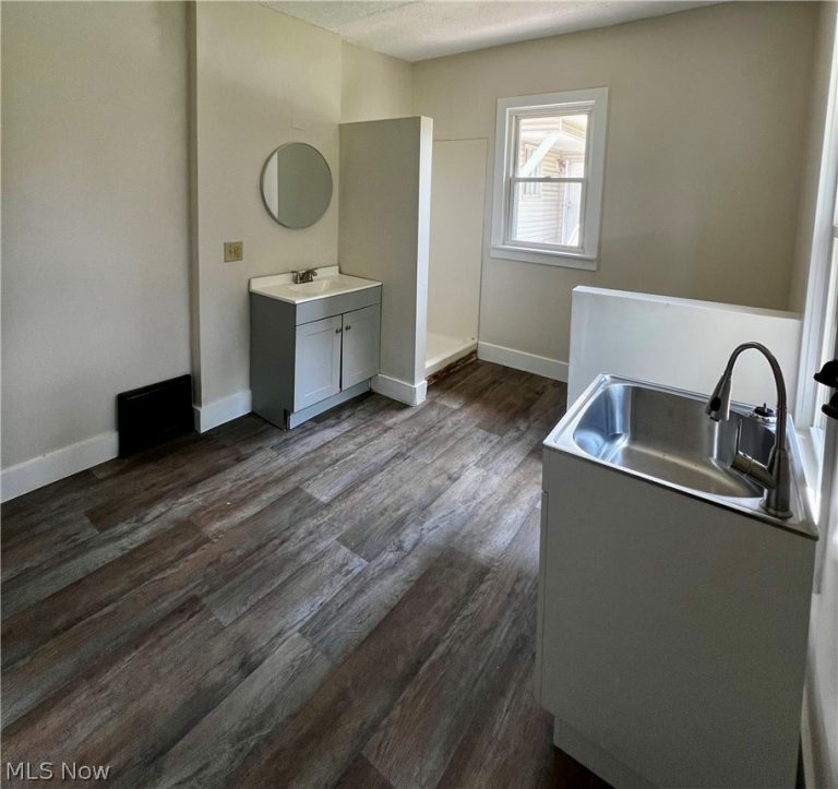 882 Redfern Avenue, Akron, OH - Photo 8