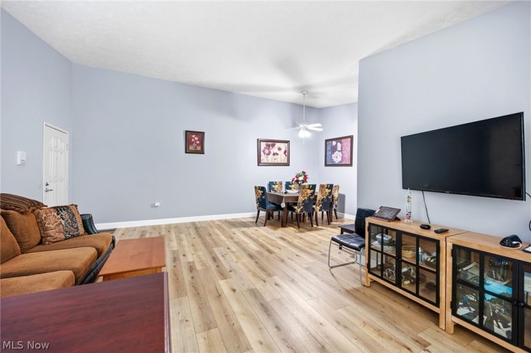 10391 Glenway Drive #202, Twinsburg, OH - Photo 3